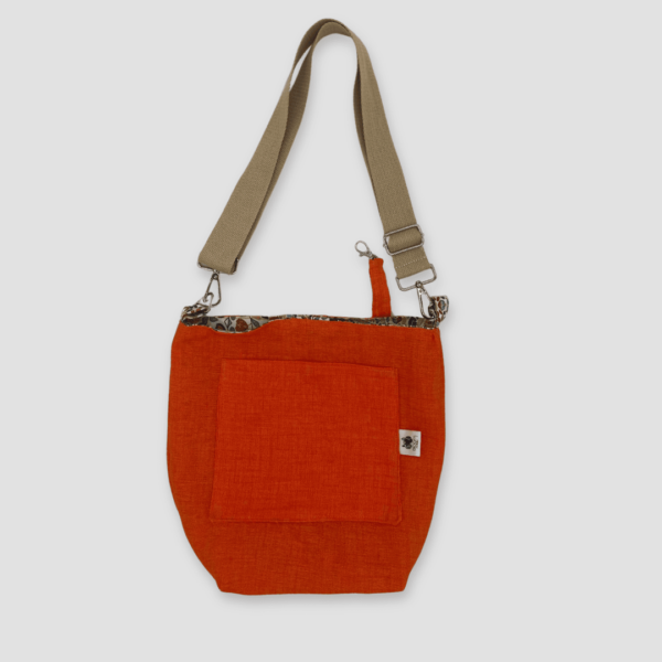 Bandolera reversible con cara interna en color naranja y bolsillo